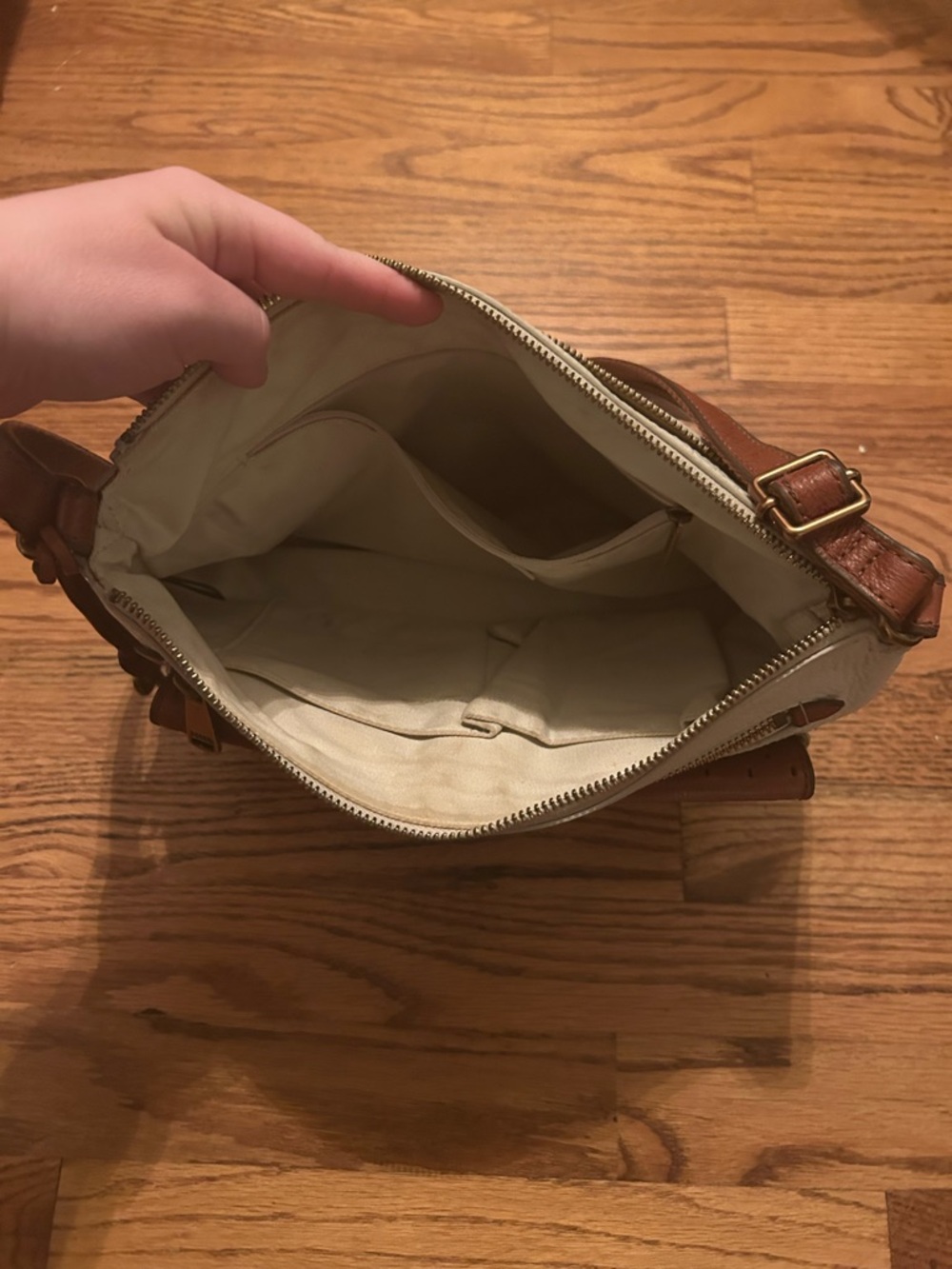 Fossil Women’s Tan Cream Retro/Vintage Inspired Classic Minimalist Shoulder Bag - Picture 6 of 11
